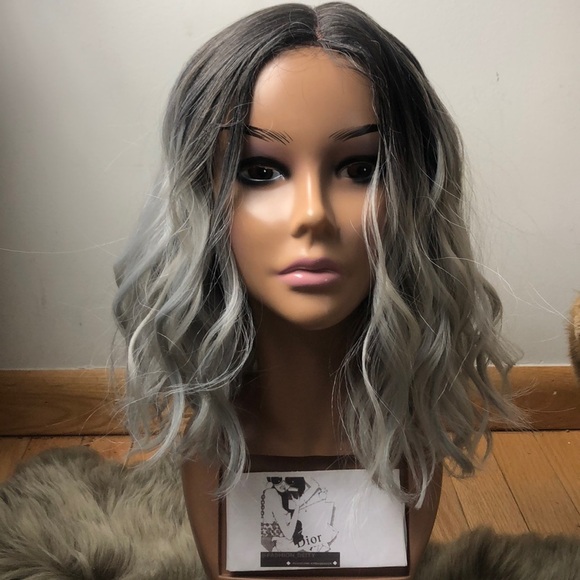 ?LEXA 12” GREY CELEB  MIDDLE PART WAVY BOB WIG main image 5